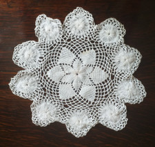 A VINTAGE ROUND COTTON HAND CROCHET LACE TABLE MAT DOILY