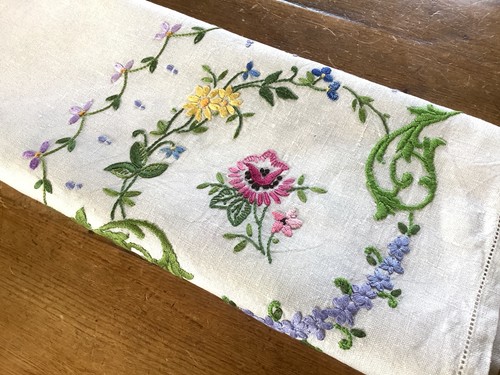 Vintage hand embroidered - hand,