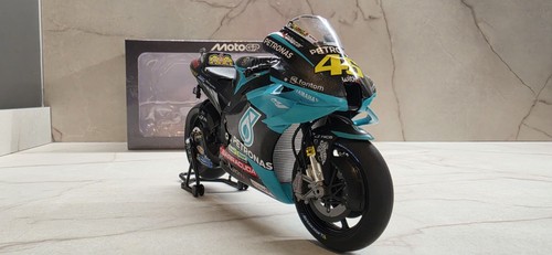 Valentino rossi yamaha yzr - rossi,