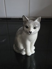Quail Pottery Ceramics Grey White Sitting Cat Figurine Ornament 6"