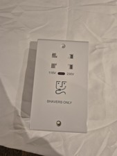 Deta S1305  Dual Voltage Shaver Socket White with Neon 115V/230V.