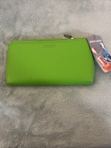 Pantone green pierre cardin - pantone,