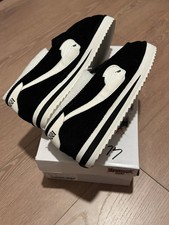 FOOS GONE WILD Slippers The