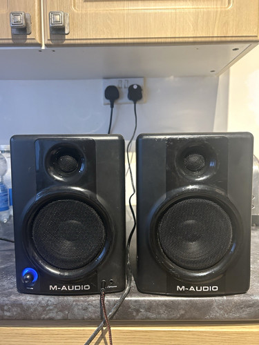 Audio av40 powered studio - m-audio,