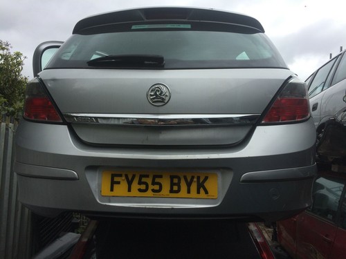 Breaking vauxhall astra door - 5,