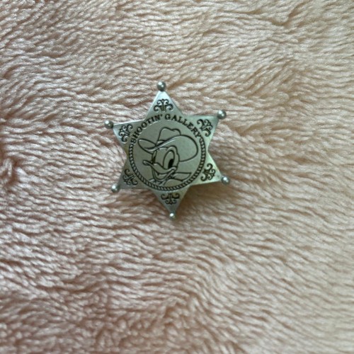 Donald duck star badge pin - donald,
