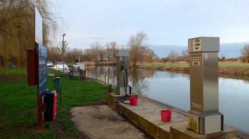 Photo 6x4 fuelling berth - fuelling,