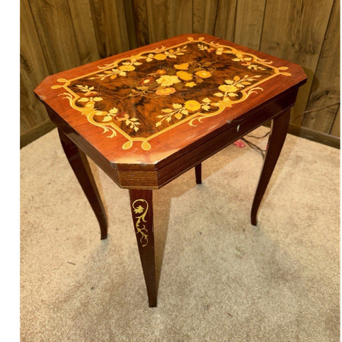 Octagonal brown wood inlay - octagonal,