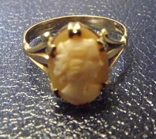 9ct gold cameo ring size - t, "