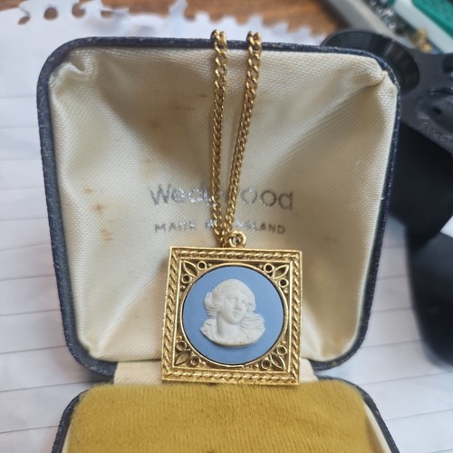 Vintage gold tone pendant - vintage, gold-tone
