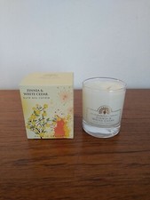 THE ENGLISH SOAP COMPANY- Pure Soy Wax Candle With ZINNIA & WHITE CEDAR 35 HRS