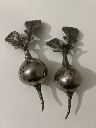 Salt and pepper shakers radish - salt,