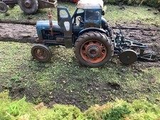 Universal Hobbies 1:32 Fordson