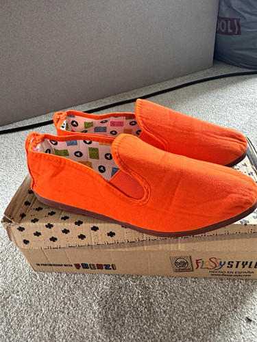 Flossy style plimsoll - style,