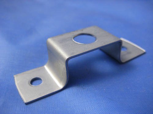 Saddle bracket for ceiling