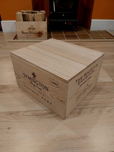 Wooden wine box with - with, lid