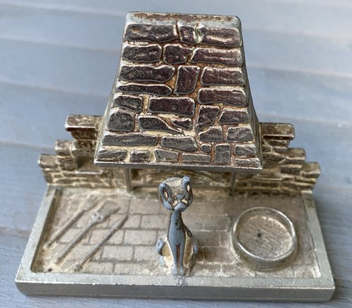 Ornament fire place - mantel, cat