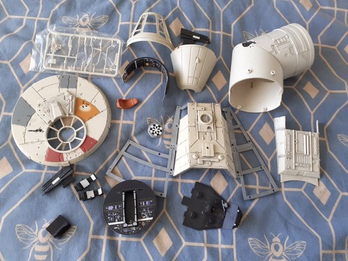 Deagostini millennium falcon - deagostini,