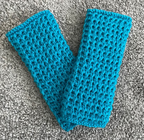 New hand knitted wrist - /,