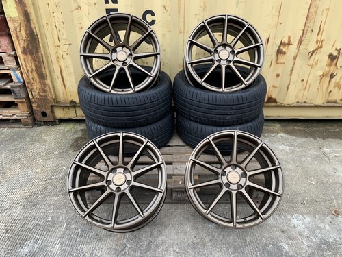 Black alloys tyres - black,