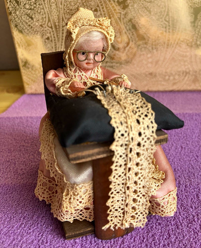 Miniature female elderly - miniature,