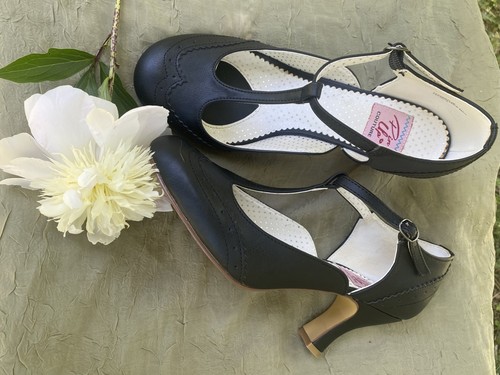 Black strap kitten heel - t-strap, pin