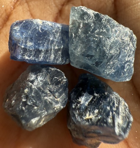 Natural blue sapphire - ct,