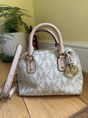 Michael kors signature logo - michael,