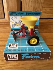 VINTAGE BRITAINS 9538 VICON VARI SPREADER  FARM IMPLEMENT 1.32 BOXED