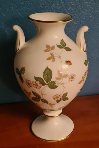 Wedgwood wild strawberry bone - ,