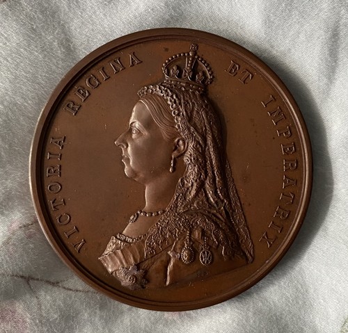 Queen victoria cased - queen, golden