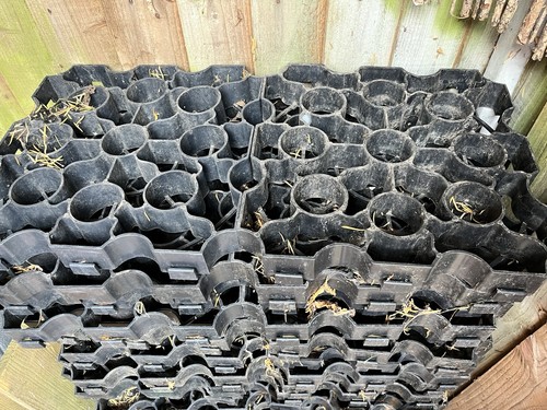 Black plastic ground - black,