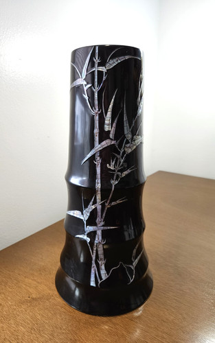 Black lacquer vase - with, bamboo