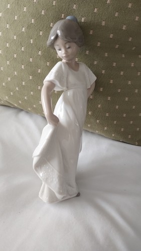 Nao lladro figurine approx - nao,