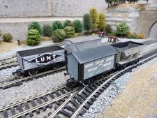 Bachmann rake of 4 wagons for OO gauge model train set