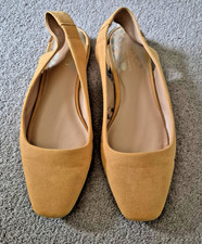 Ladies Nubuck (?) flat, sling