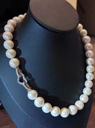 Pretty choker with large