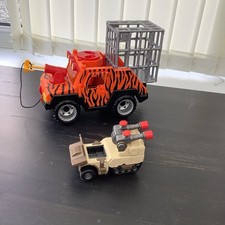 Safari Jeep with Shooting Arrow and Removable Cage with Smaller Jeep vehicle