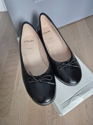 Clarks black leather pumps