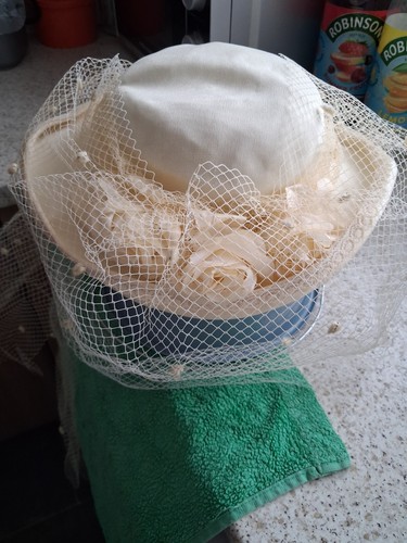 Brides hat with - brides, short