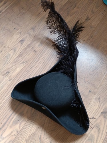 Tricorn feather hat pirate - tricorn,