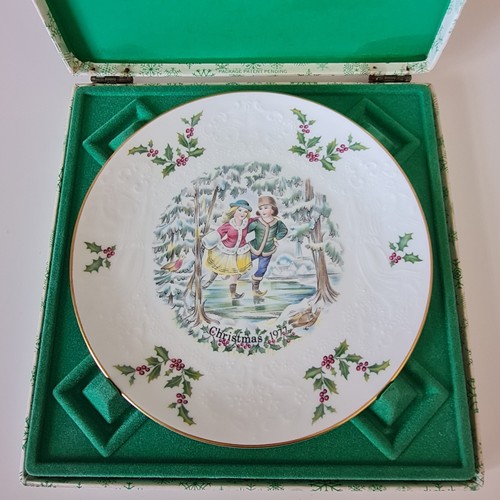 Royal doulton christmas 1977 - royal,