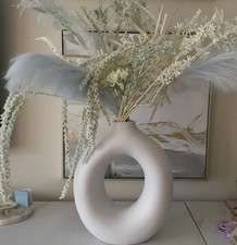 NEXT: LARGE CREAM/WHITE DONUT VASE AND BEAUTIFUL ARTIFICIAL FLOWERS & STEMS