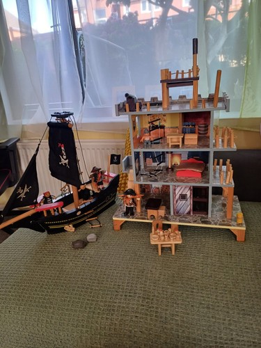 Wooden pirates ship - pirates,