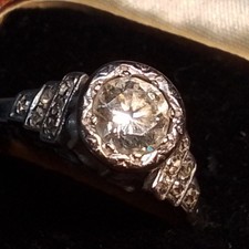 Platform Art Deco0.60 Carat