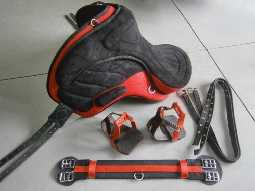 Synthetic treeless saddle - treeless,
