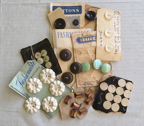 Vintage assorted buttons - 40,