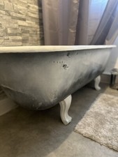 1900 CAST IRON ROLL TOP BATH