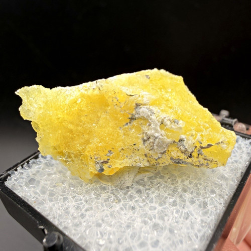 Vibrant platy yellow - vibrant, brucite