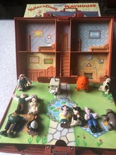 wallace and gromit playhouse with 12 different figures. vgc.